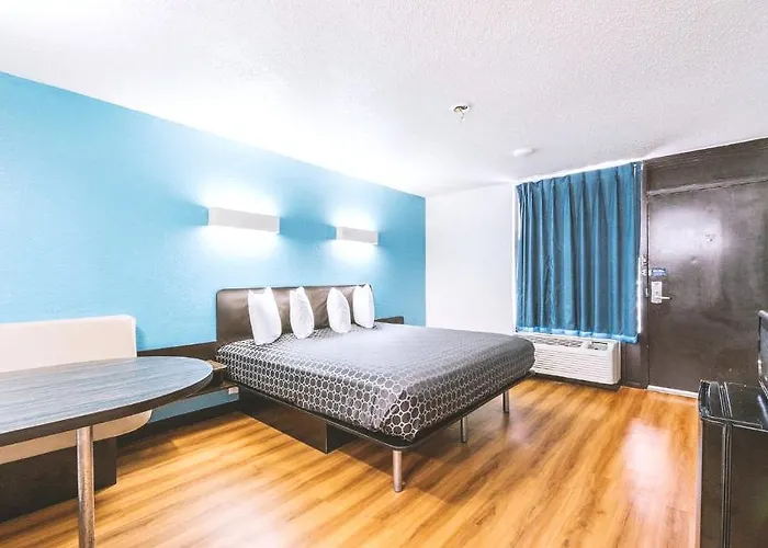 Sky Palace Inn & Suites By Jasper Beeville