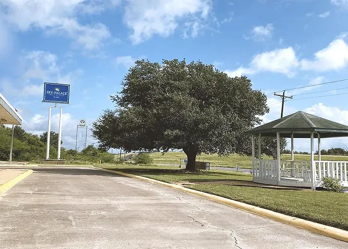 Sky Palace Inn & Suites By Jasper Beeville