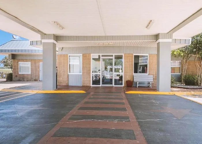Sky Palace Inn & Suites By Jasper Beeville