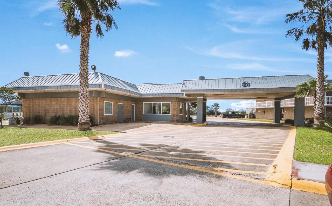Sky Palace & By Jasper Hotel Beeville